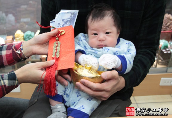 剃胎毛、滿月剃頭、嬰兒剃頭、嬰兒理髮、嬰兒剃髮、嬰兒剃胎毛、嬰兒滿月剃頭、寶寶剃頭、剃胎毛儀式、剃胎毛吉祥話、滿月剃頭儀式、滿月剃頭吉祥話、寶寶剃胎毛、寶寶滿月剃頭理髮、新北永和區剃胎毛、新北永和區滿月剃頭、新北永和區嬰兒剃頭剃胎毛、新北永和區嬰兒理髮、新北永和區嬰兒剃髮、黃寶寶(新北永和區嬰兒寶寶滿月剃頭理髮、免費嬰兒剃胎毛儀式吉祥話)。中國風會場，爸媽寶貝免費穿「日中韓」古裝禮服。專業拍照、DVD光碟、證書。★購買「臍帶章、肚臍章、胎毛筆刷印章」贈送：剃頭、收涎、抓周，三選一。2016.01.30 照片15